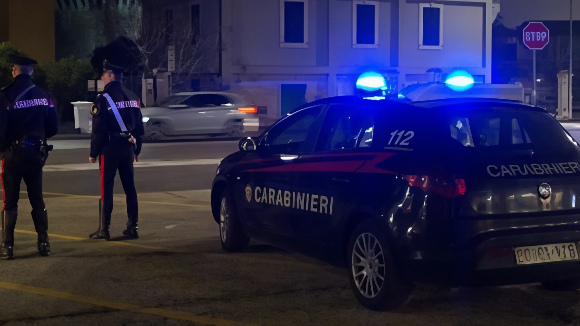 La lite tra due ragazzine finisce a bottigliate: arrivano i carabinieri