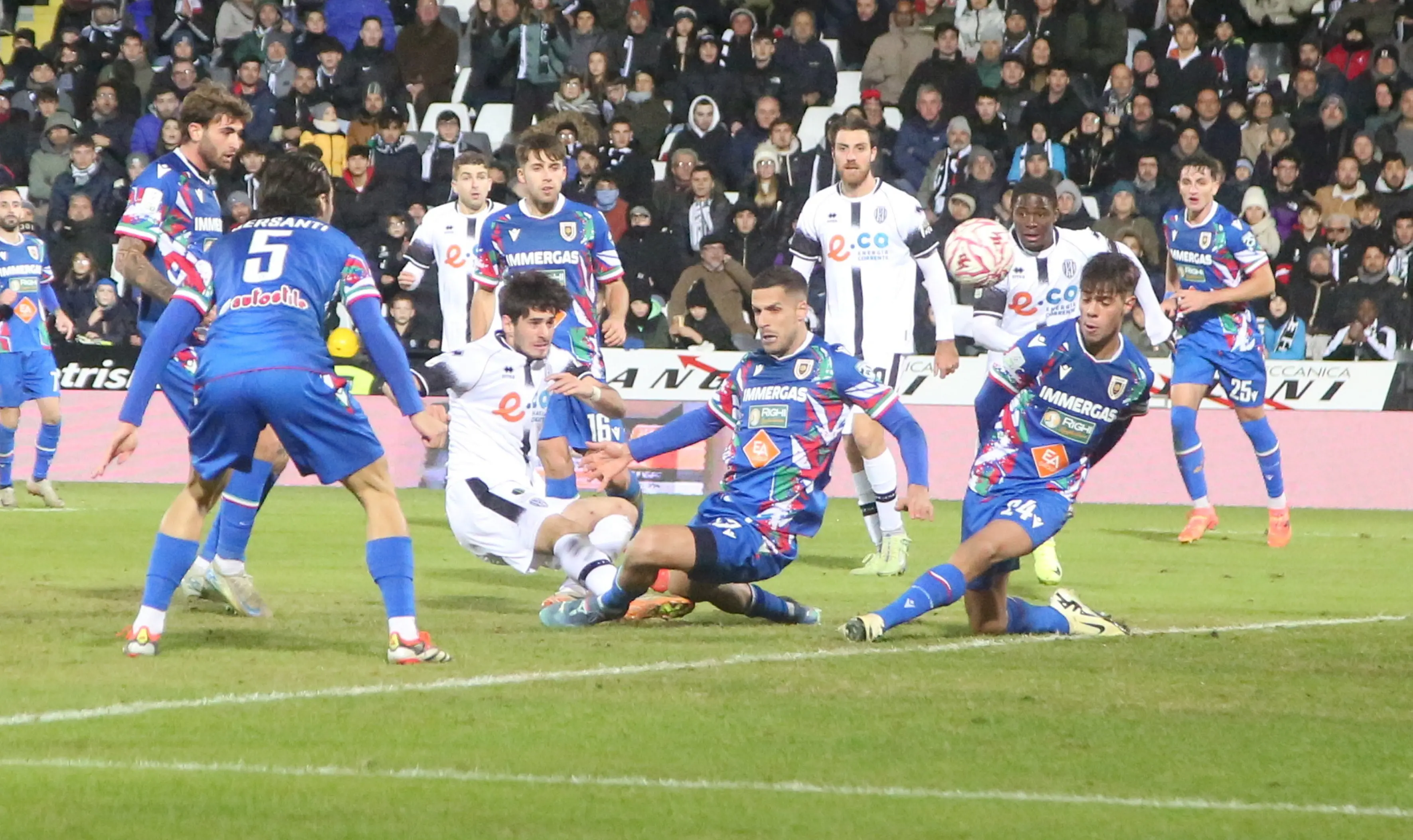 Cesena Reggiana 1-1, botta e risposta Pettinari-Shpendi. Ma un punto non risolleva le sorti