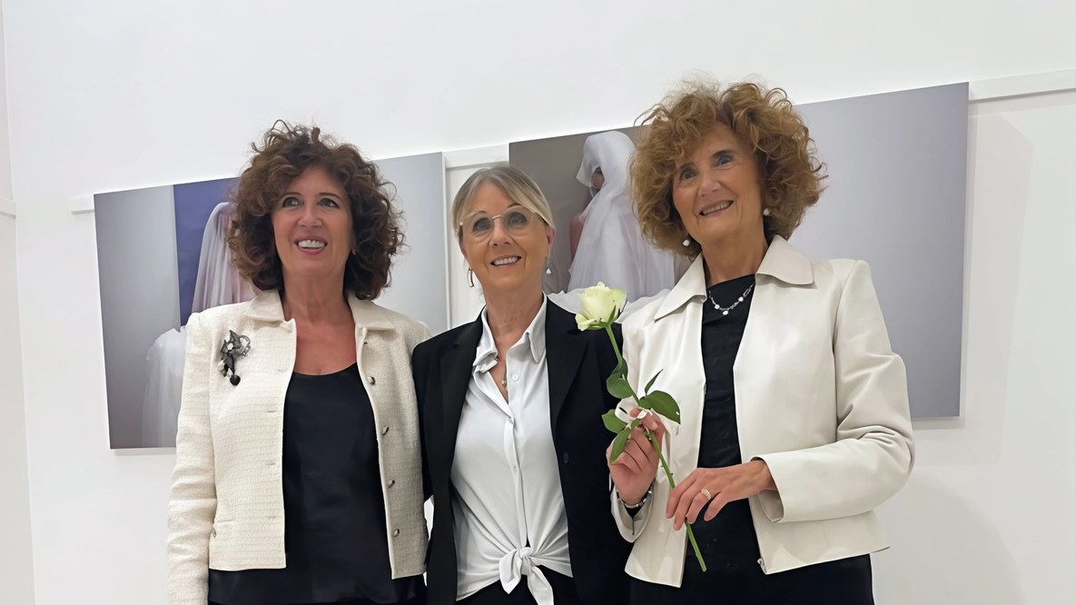 La mostra "Sono la terra, sono il cielo" alla Galleria Papini di Ancona celebra il ruolo e le sfide delle donne contemporanee attraverso le opere di tre artiste: Maria Alessandrini, Patrizia Calovini e Tiziana Torcoletti. Un'esposizione che riflette sulla situazione femminile con simboli e metafore, aperta fino al 3 novembre.