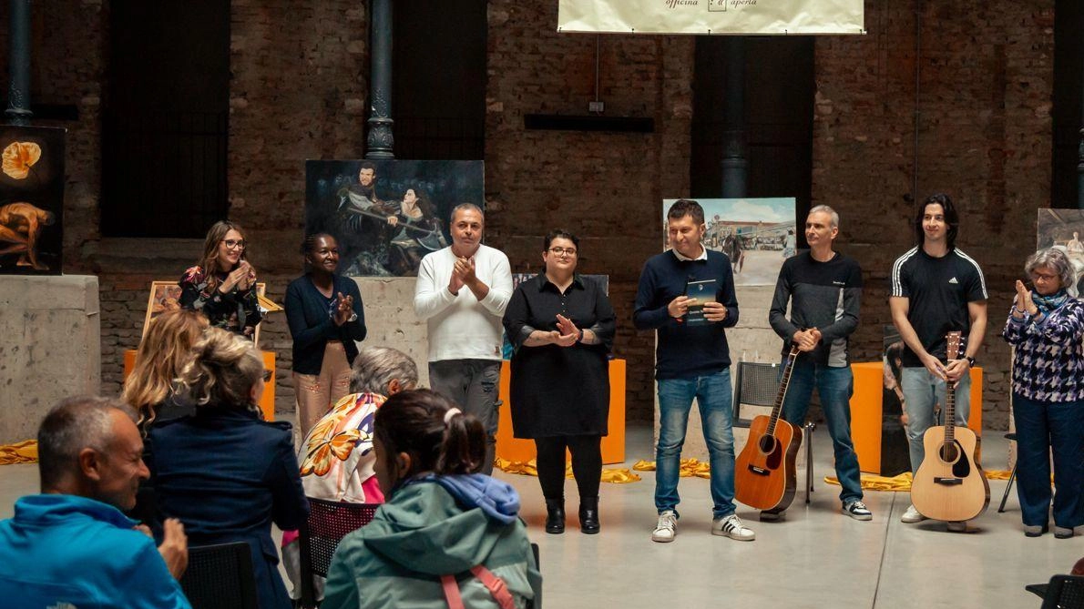 La Compagnia "Duepuntiapertelevirgolette" ha emozionato con la Testimonianza "Oltre l'Oscurità" a Ferrara, un progetto culturale che racconta la malattia mentale attraverso arte e testimonianze dirette.