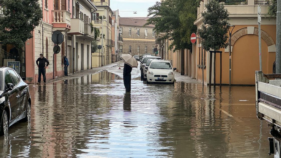 Civitanova si sveglia sott’acqua, strade come torrenti: viabilità in tilt. Garage allagati e negozi chiusi