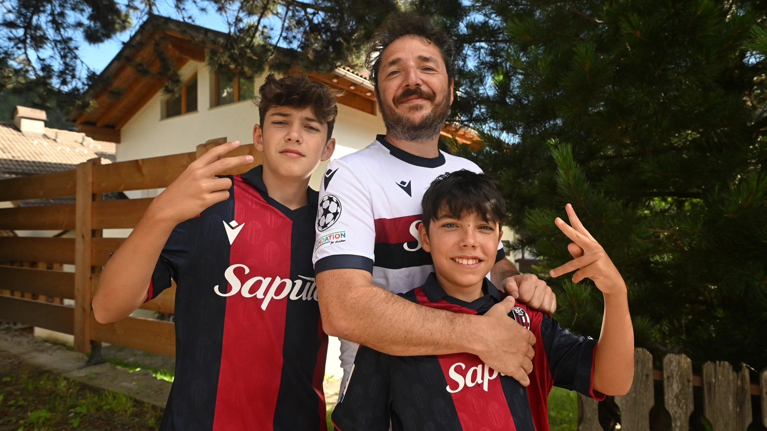 La passione dei tifosi rossoblù contagia anche Valles: tantissimi tifosi saliti in ritiro per seguire da vicino il Bologna, rigorosamente con maglia nuova addosso (FotoSchicchi)