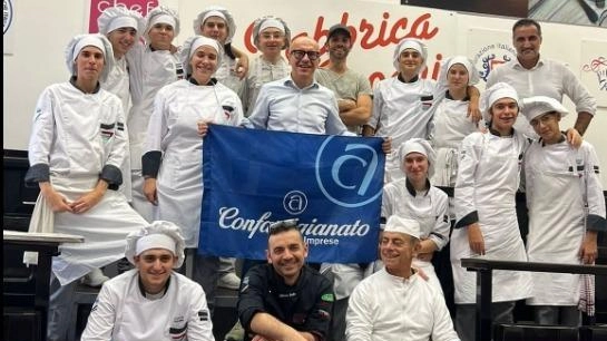 Fare il pane diventa un’arte. Gli studenti con le mani in pasta: "La tradizione continua a vivere"