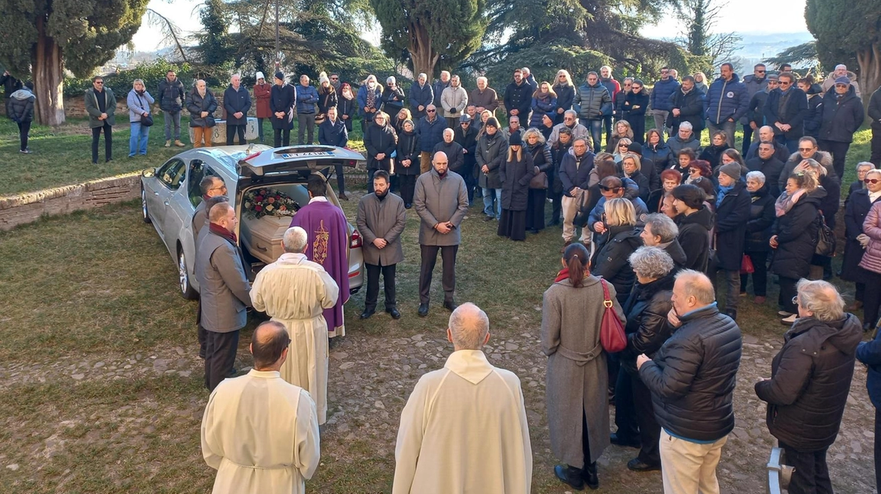 Chiesa gremita per i funerali dell’imprenditore. Il parroco don Tommaso: "Da lui una lezione d’amore"