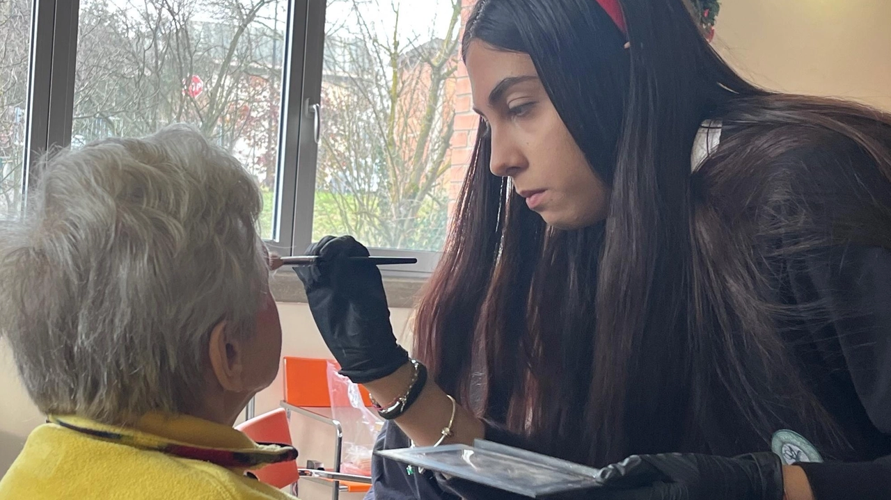 Maranello, gli studenti dell’Accademia Ial hanno preparato le anziane in vista della Festa di Natale.