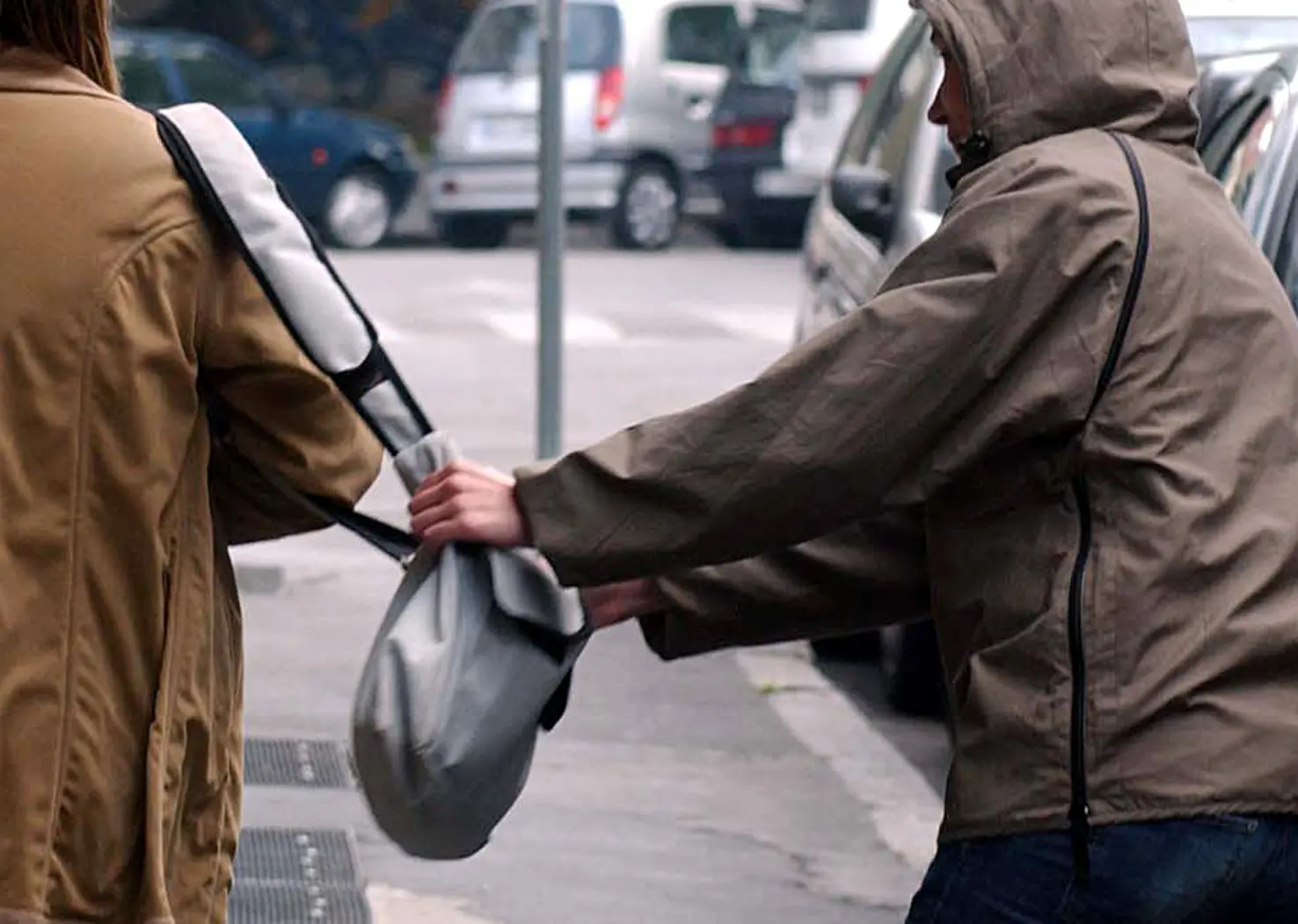 Tentano di scippare un uomo che cade e si frattura il femore a Bologna