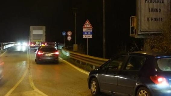 Inseguimento ad alta velocità tra forze dell'ordine e un'auto Audi lungo il ponte sul Po da Viadana a Boretto durante una festa celtica. L'auto è stata abbandonata a Poviglio, gli occupanti sono fuggiti. Indagini in corso.