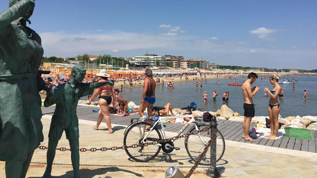 La Guardia costiera di Cesenatico ha individuato tre concessionari demaniali che aveva esteso le loro attività senza le autorizzazioni .