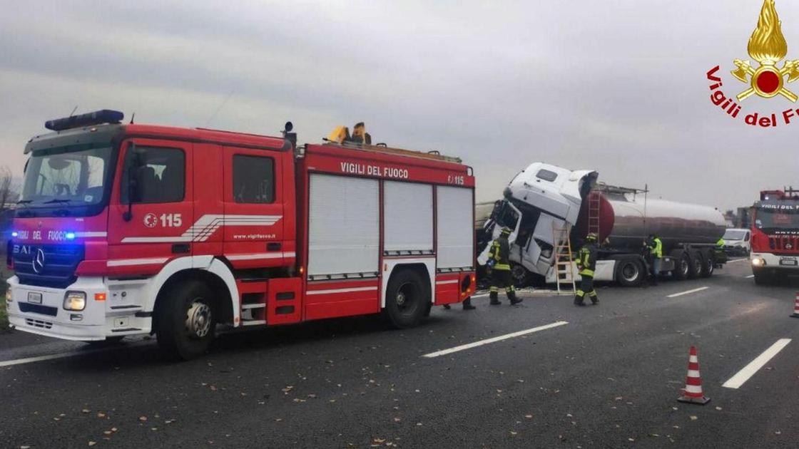 Tragedia sull’A14. Scontro tra camion, operaio travolto e ucciso