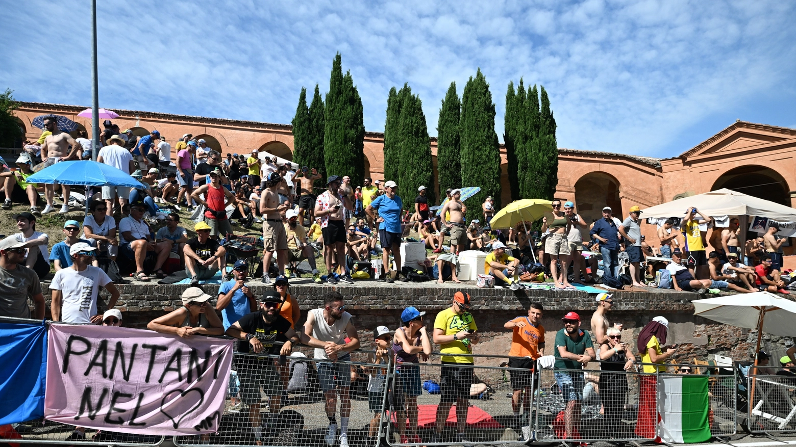 Centinaia di appassionati hanno riempito le curve di San Luca fin dalle prime ore della mattina (FotoSchicchi)