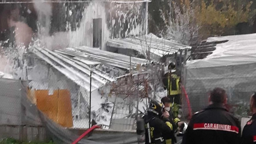 Paura a Castel di Lama. Una legnaia prende fuoco, i vigili domano l’incendio