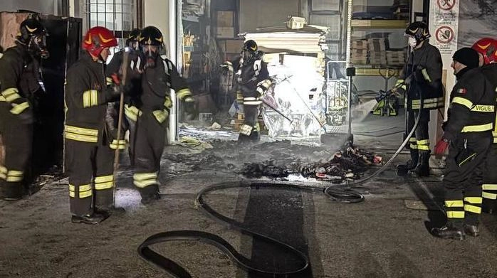 Sul posto tre squadre di vigili del fuoco con l’autobotte da Cento. I proprietari, arrivati per primi, hanno tentato di spegnere le fiamme .