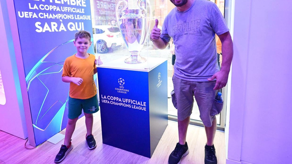 Il trofeo ‘dalle grandi orecchie’ è in esposizione da ieri in via Indipendenza. Ed è subito pioggia di selfie. Giulio: "Sono qui per mio nonno, mancato da poco". Lorenzo sogna il Villa Park: "A Birmingham ci sarò".