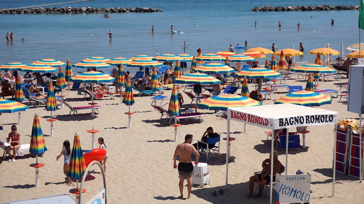 La spiaggia di Palombina particolarmente affollata a Ferragosto