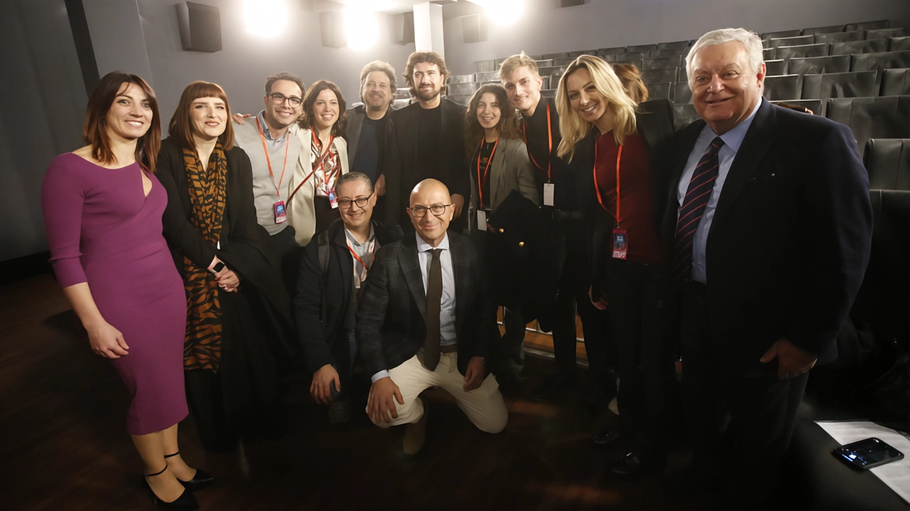 I due attori Siani e Pieraccioni con lo staff della Marche Film Commission