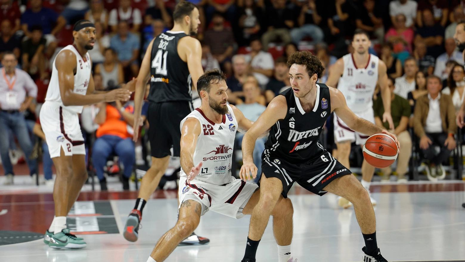 Al Palashark il clima è caldissimo e la gara molto combattuta, ma la formazione di Luca Banchi batte i neopromossi siciliani 88-89, all’esordio in campionato