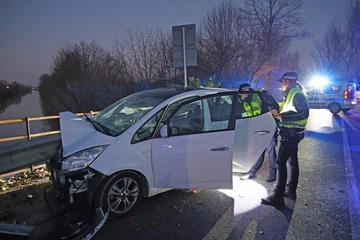 Incidente a Ferrara, auto contro guardrail: morta la moglie, marito sotto choc