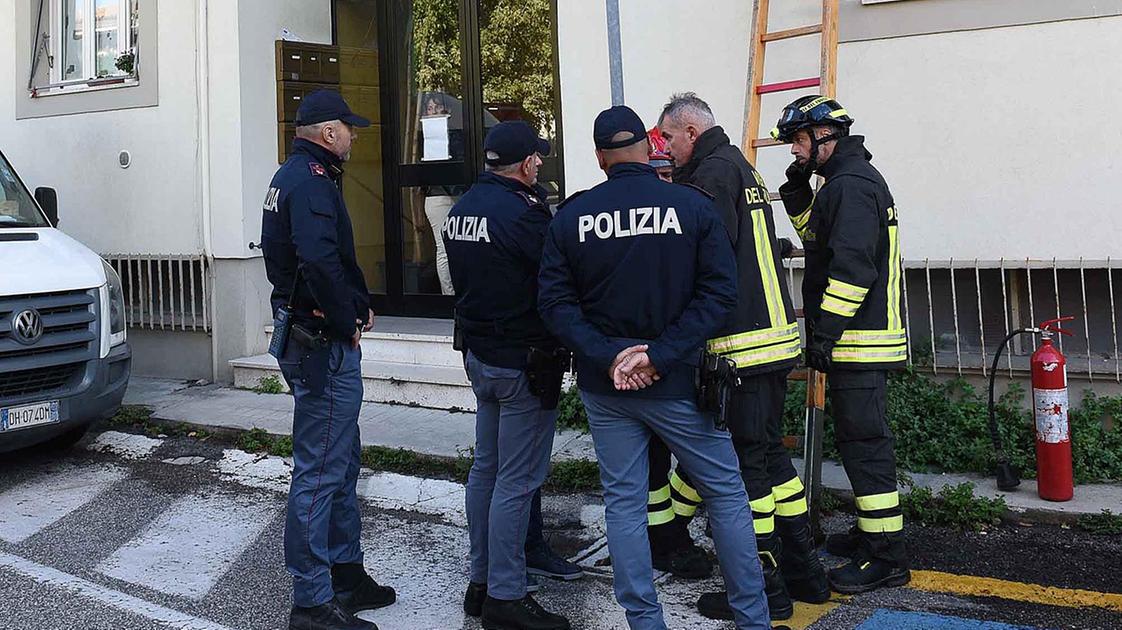 Sfratto drammatico in centro a Pesaro: invalida si barrica in camera, alla fine la portano via col 118