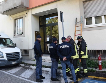 Sfratto drammatico in centro a Pesaro: invalida si barrica in camera, alla fine la portano via col 118