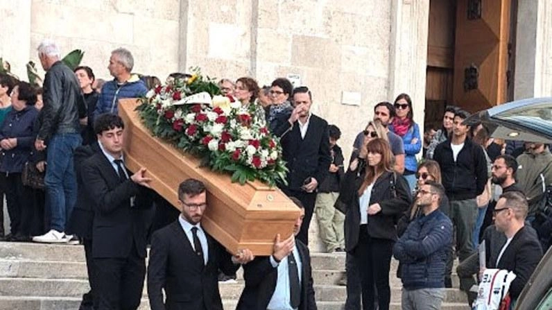 L'architetto Gino Francucci viene salutato con commozione e affetto durante la cerimonia funebre alla Cattedrale della Madonna della Marina. Familiari, amici e colleghi ricordano la sua generosità e positività.