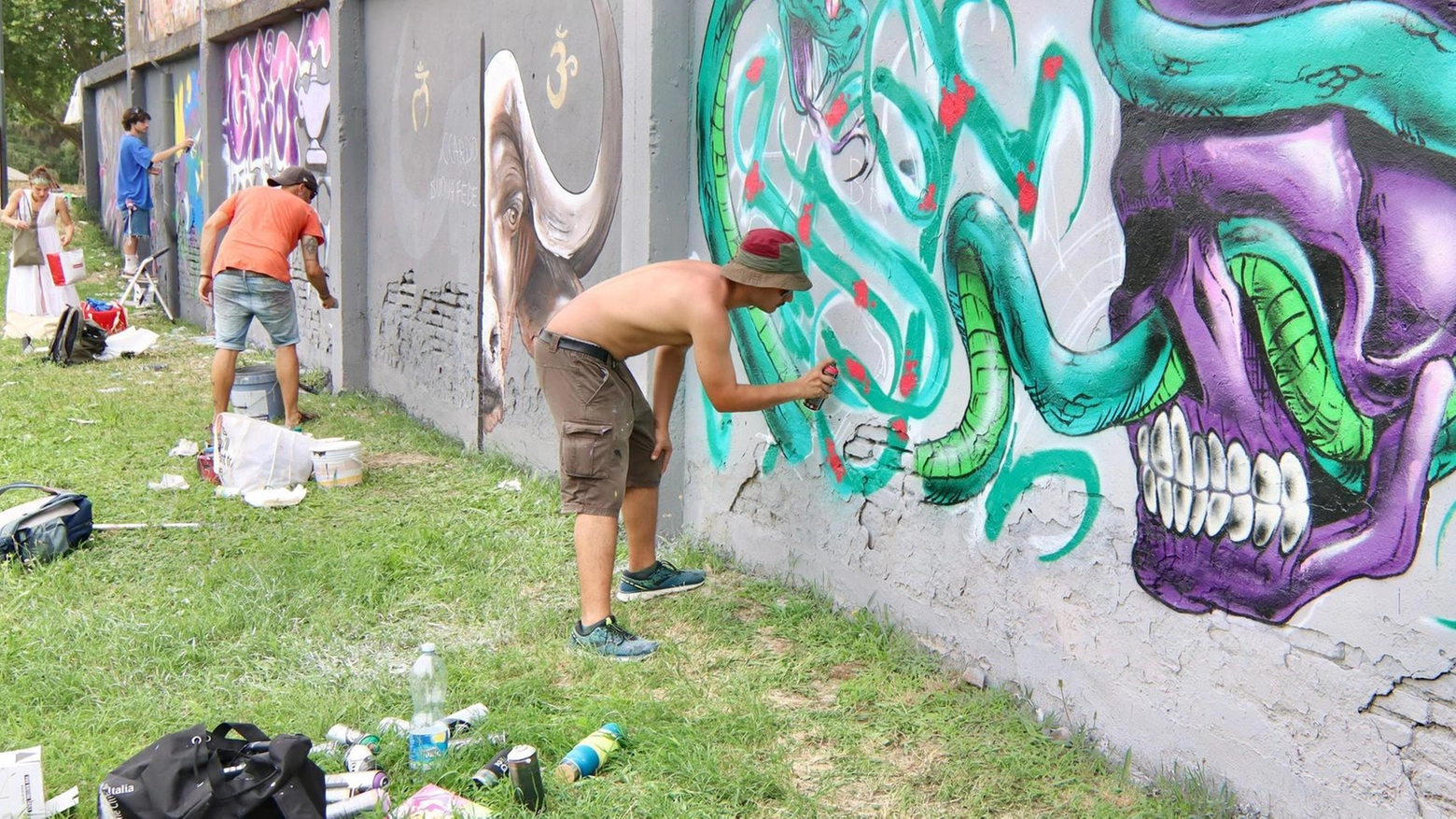 Darsena, due giorni tra i murales: "Graffiti in risposta al vandalismo"