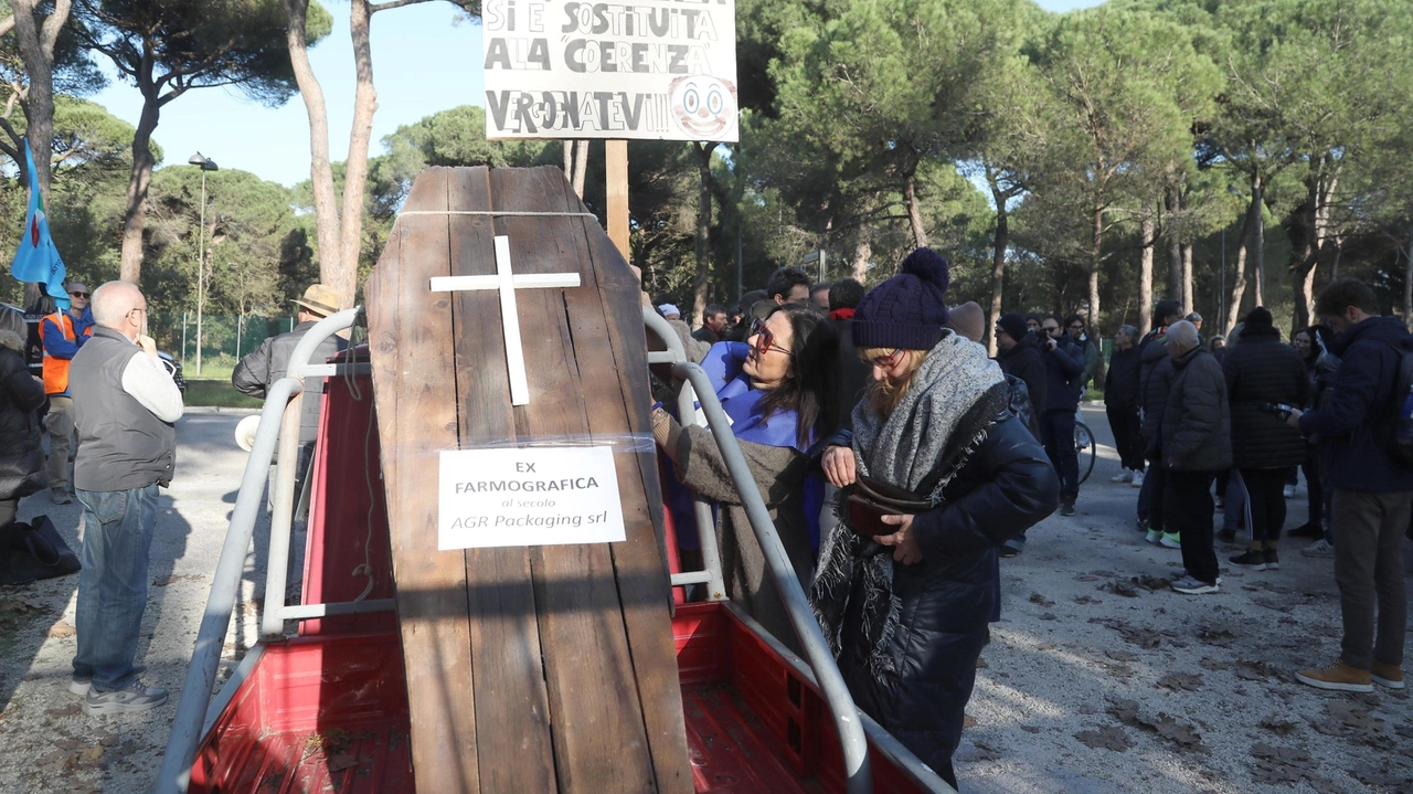 Una protesta dei dipendenti dell’ex Farmografica di Cervia