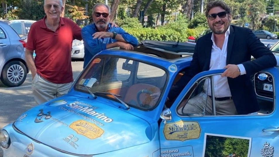 Il Segretario Pedini Amati con la sua ’Lucia’, la Fiat 500 R immatricolata nel 1973