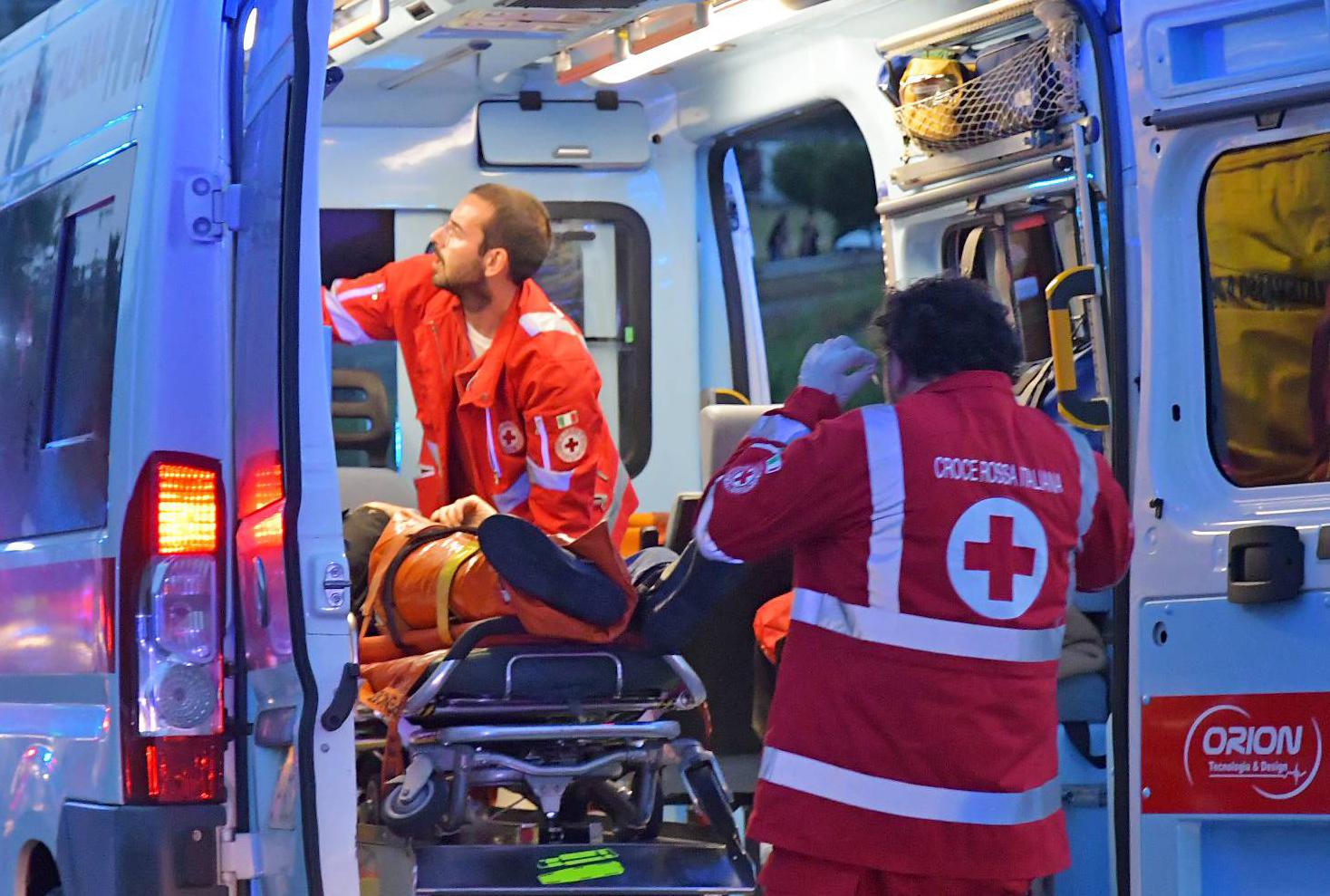 Ancora violenza in zona stazione a Modena: assalito e accoltellato alle spalle