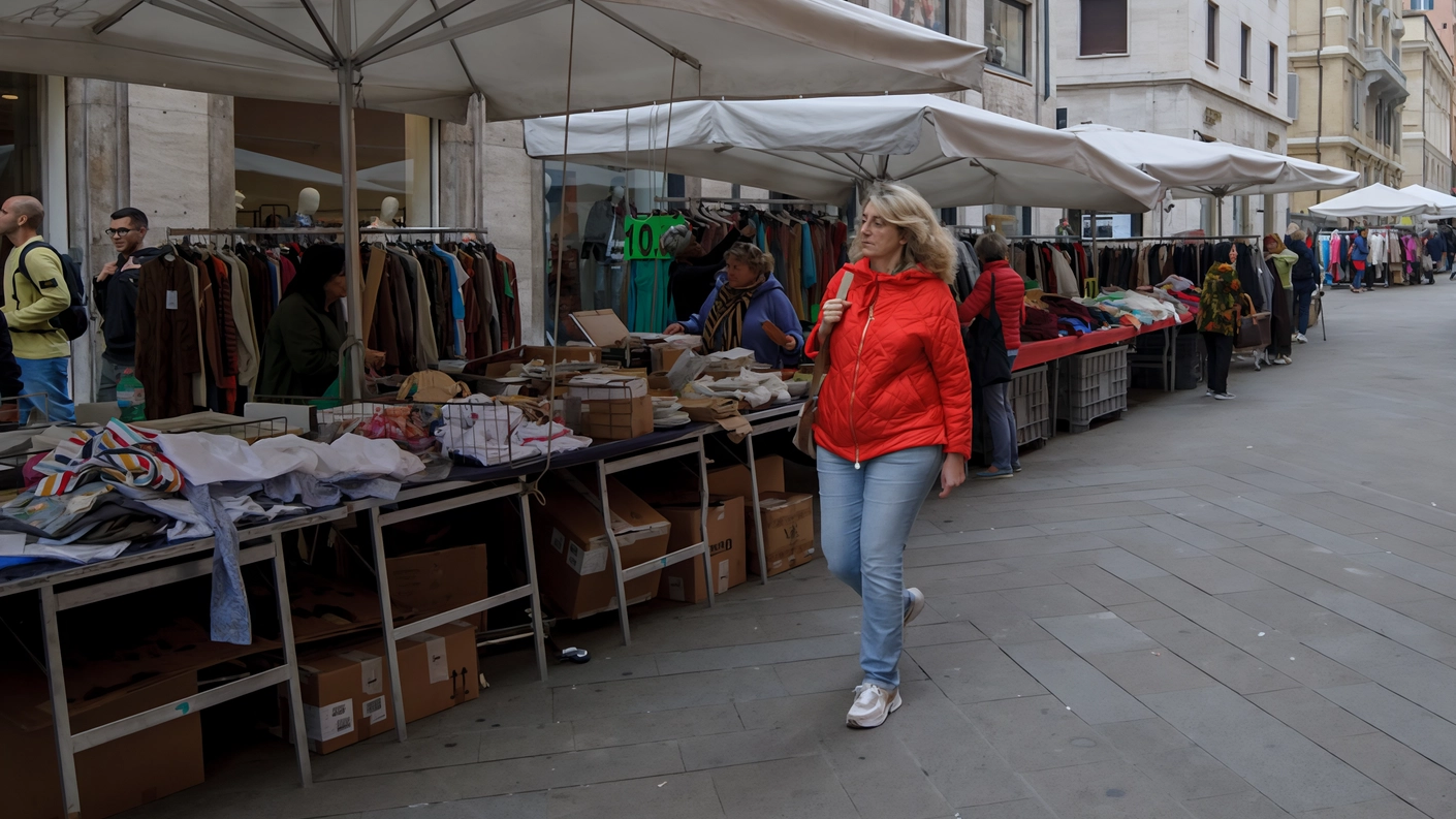 Ambulanti  Le bancarelle verso piazza Roma