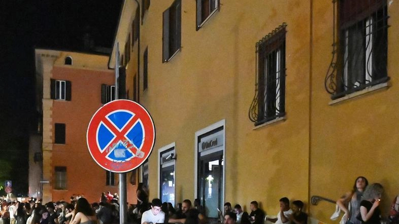 Movida, il giro di vite. Transennati i ‘gradoni’ di piazza Aldrovandi: "Basta caos e degrado"