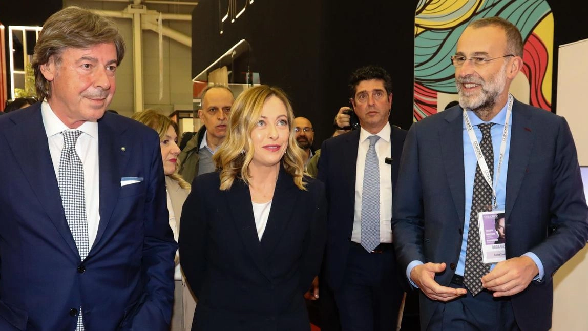 Il presidente del Consiglio, Giorgia Meloni, in visita ieri negli stand del Cosmoprof alla Fiera
