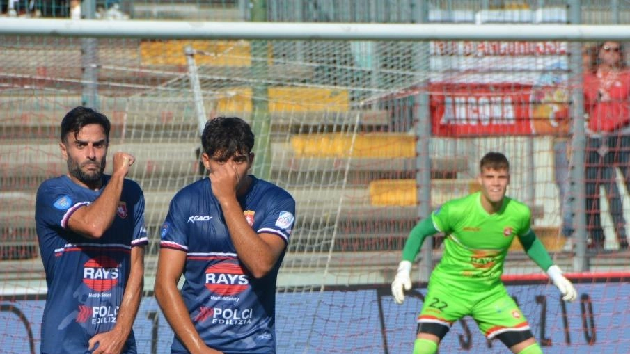 L'Ancona si prepara per l'anticipo contro la Civitanovese, con Ramires fermo per uno stiramento e incertezze su Magnanini. Il direttore sportivo Tamai critica la prestazione del team a Teramo, ma resta fiducioso nel potenziale della squadra.