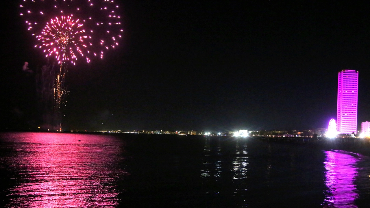 Il suggestivo spettacolo dei fuochi d’artificio sul mare a Cesenatico