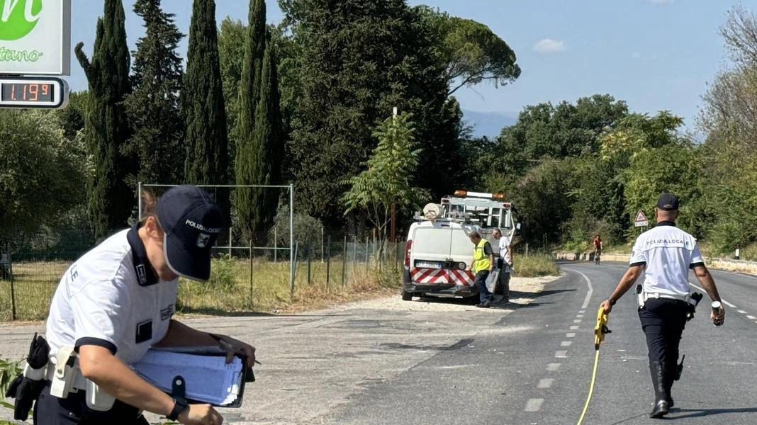 Cinque feriti in due incidenti stradali a Macerata: una ragazza di 26 anni in condizioni gravi dopo uno schianto in moto, altri tre coinvolti in tamponamento a catena.