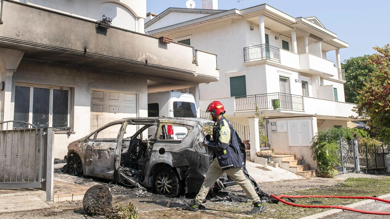 Un'auto prende fuoco a Galazzano, nessun ferito ma grande paura. Le forze dell'ordine intervengono per spegnere le fiamme causate forse dall'impianto GPL dell'auto. La casa antistante viene controllata per danni.