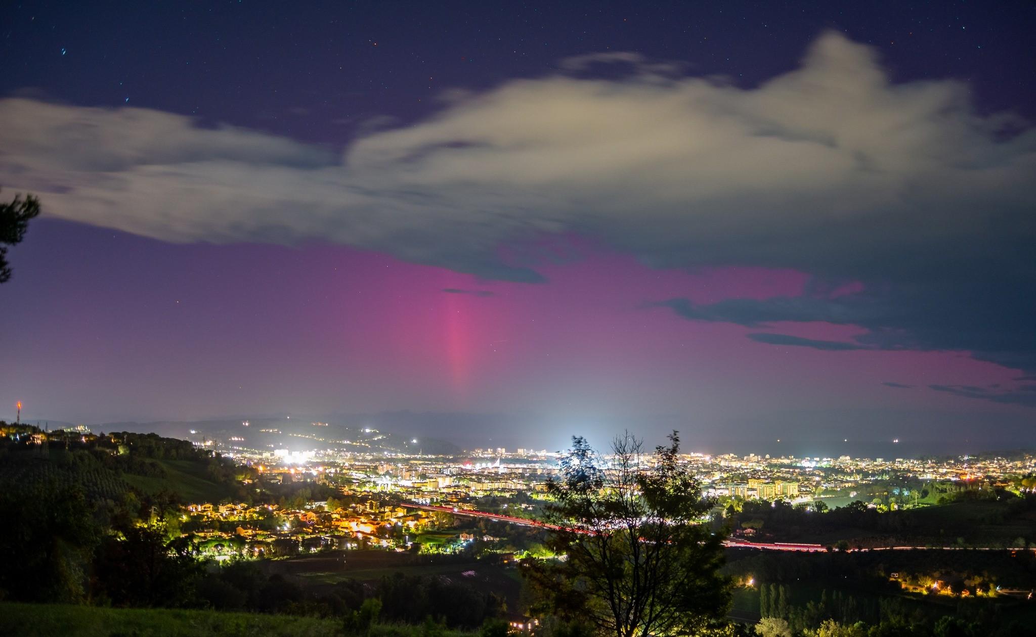 Danza di colori nel cielo marchigiano: la magia dell