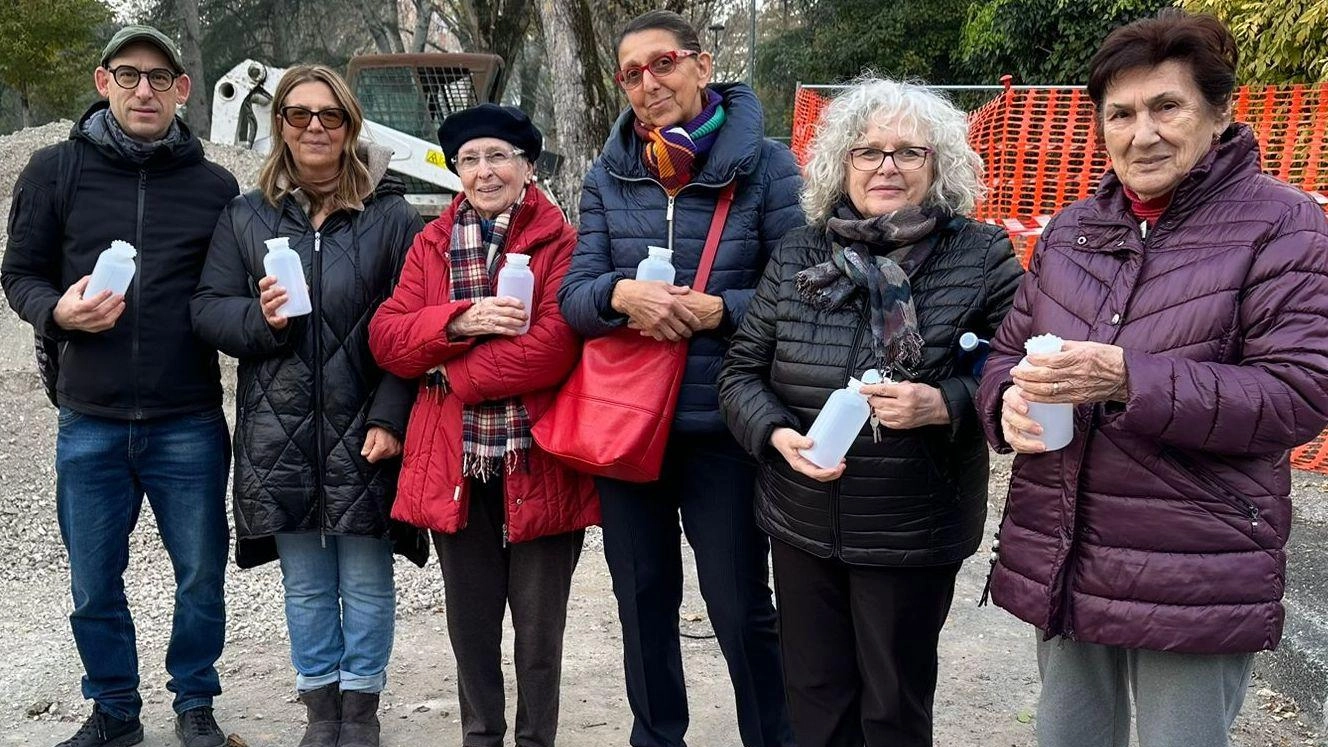 La lettera: "Ogni volta che piove, le case nostre case situate vicino all’ex impianto vengono allagate . Siamo pronti a far analizzare l’acqua per capire se sia o meno contaminata dalle sostanze pericolose".