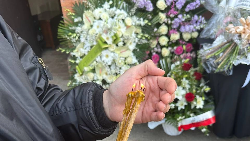 La candele accese per Stefania e i suoi bimbi