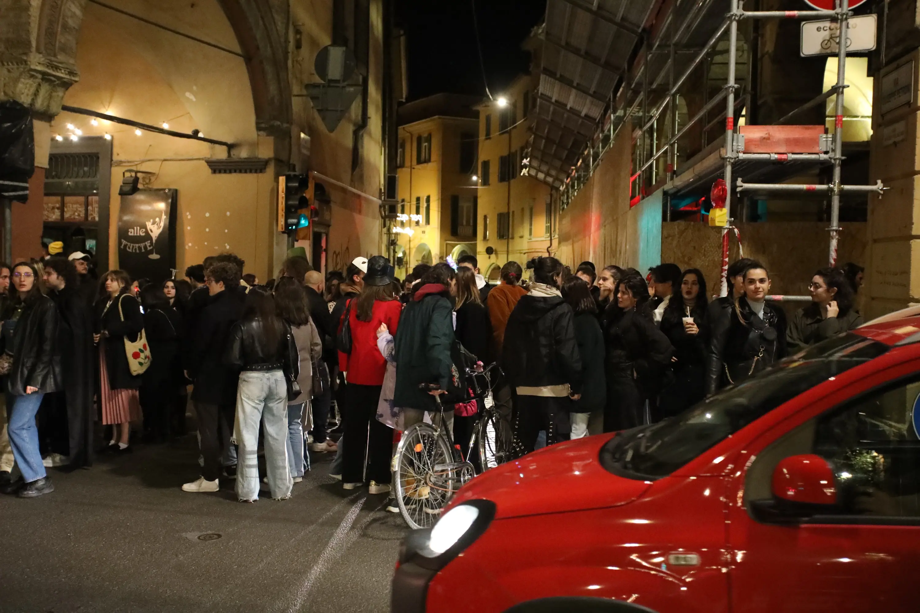 Halloween in via Guerrazzi a Bologna, negozi aperti e tanti eventi per i bambini. Come cambia la viabilità