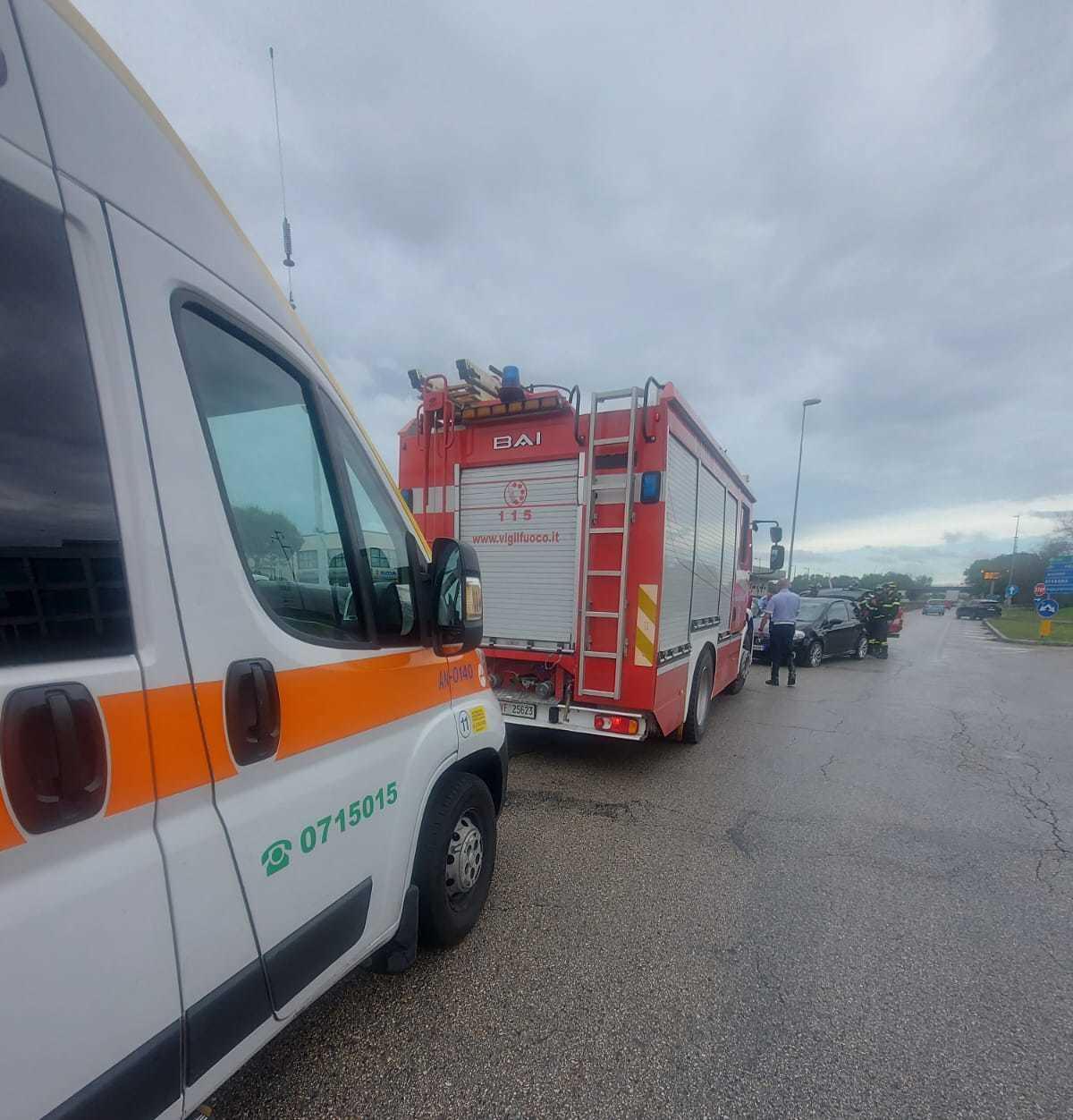 Sbanda Con L’auto E Si Schianta Contro Un Palo Della Luce