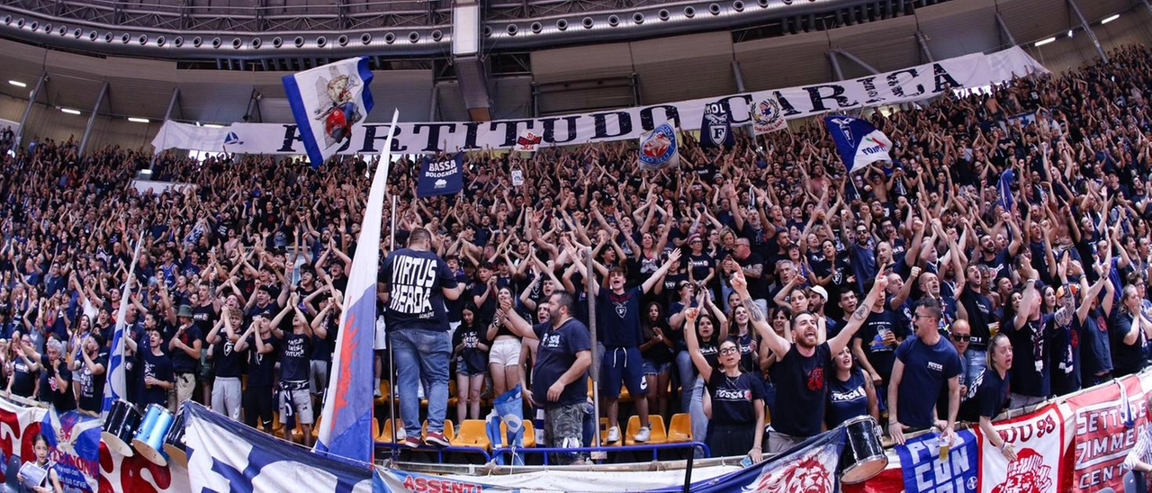 In 700 da Bologna, si va verso il pienone: aperta la gradinata