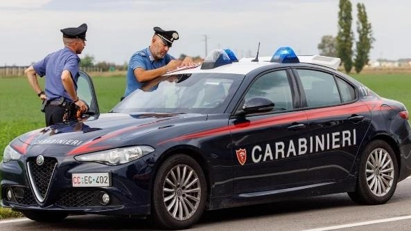 Macerata, imbraccia il fucile da soft-air dopo il battibecco in un parcheggio. Ferita alla spalla per la piccola di 8 anni: denunciato ventenne di Corridonia.