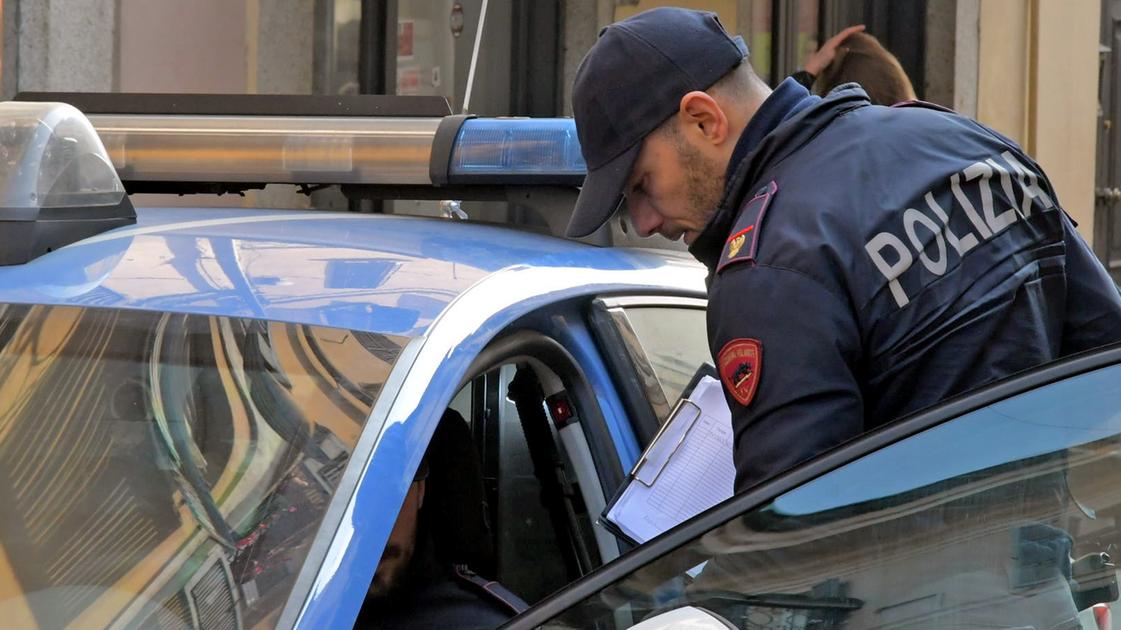 Uomo rapinato e picchiato sui viali, due giovani in carcere