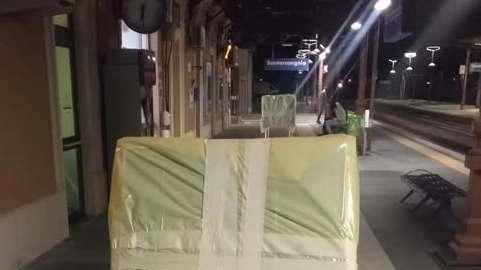 Sono durati pochi giorni il cartello montati da Ferrovie sul primo binario della stazione di Santarcangelo. I cartelli indicavano la...