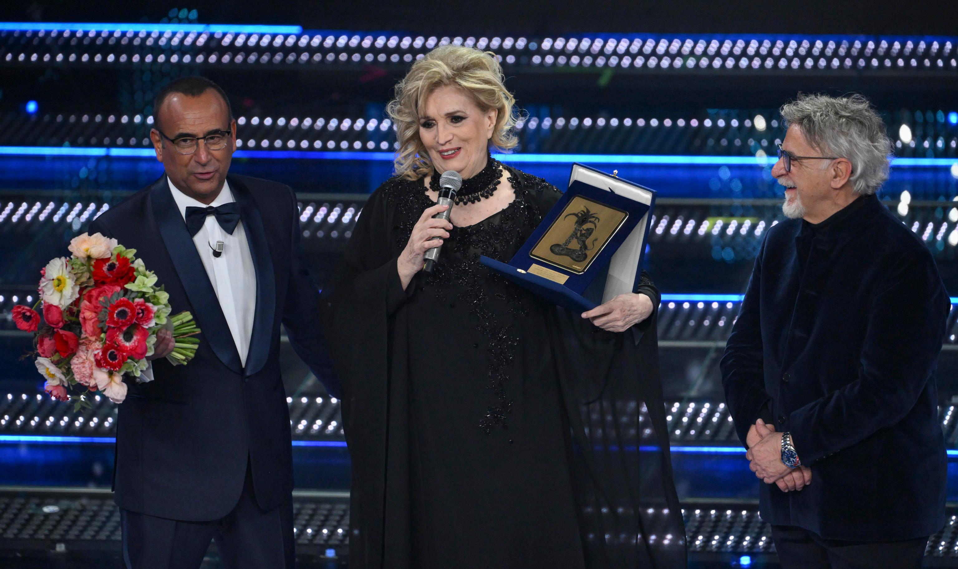 Iva Zanicchi a Sanremo 2025, premio alla carriera: “Lo dedico al mio Fausto e alla mia mamma”