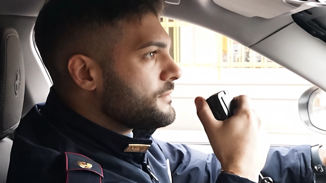 Un uomo aggredisce il titolare di un bar, accusandolo di aver contagiato sua madre con il Covid. La polizia interviene per sedare la situazione e il commerciante può sporgere denuncia contro l'aggressore.