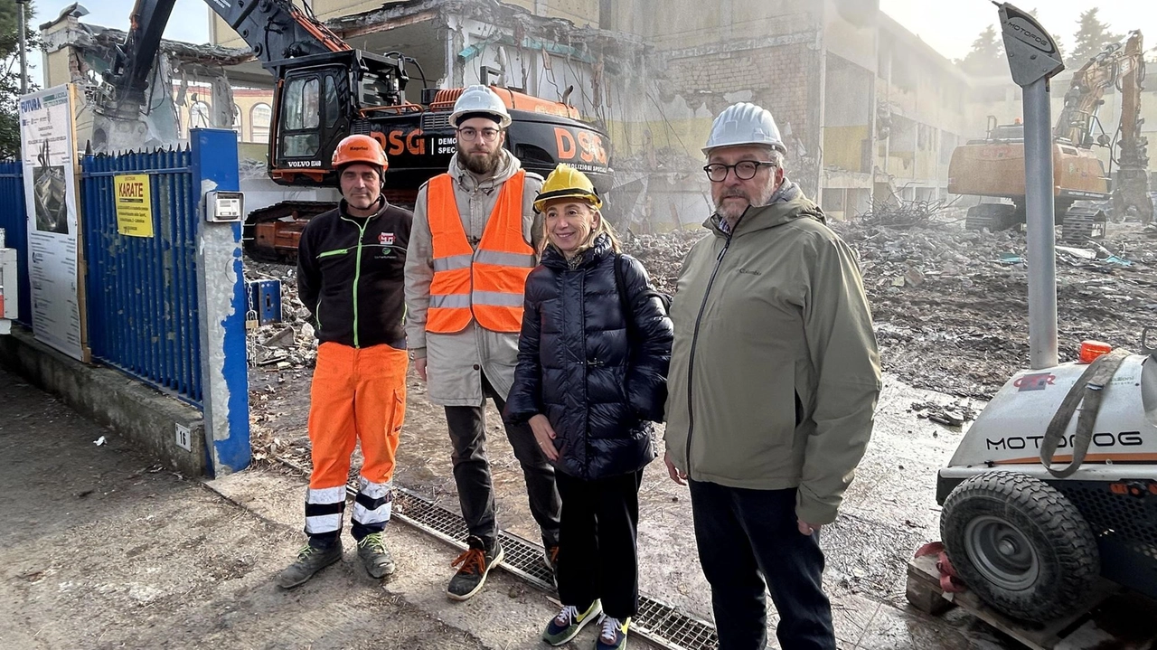 La sindaca Franca Foronchi con tecnici su un cantiere