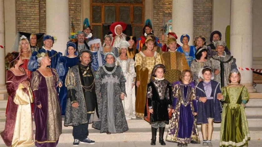 Il paroliere Cristiano Malgioglio sarà ospite al Festival dei Barrocci a Sant’Angelo di Gatteo durante la festa parrocchiale di San Michele. L'evento si svolgerà dal 19 al 29 settembre e includerà concerti, spettacoli e il tradizionale Palio dei Barrocci. Alcuni eventi prevedono prevendite, ma la maggior parte è gratuita. Per maggiori informazioni, visitare il sito paliodeibarrocci.it.