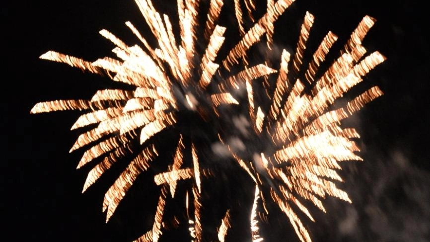 Fuochi d’artificio in piena notte. Monta la rabbia