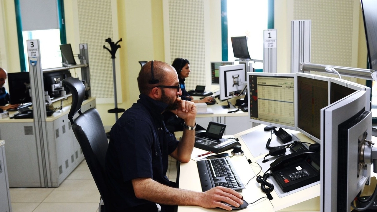 Claudio Tacconi, 44 anni, al suo ex posto di lavoro alla centrale operativa del 118 di Bologna: era il coordinatore. Ora è sotto accusa